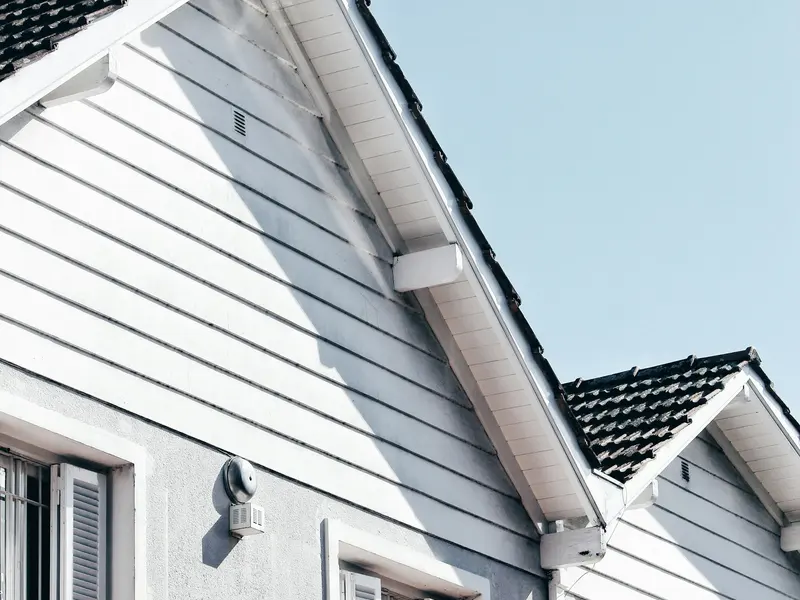 Sanierte Hausfassade mit klaren Giebeln