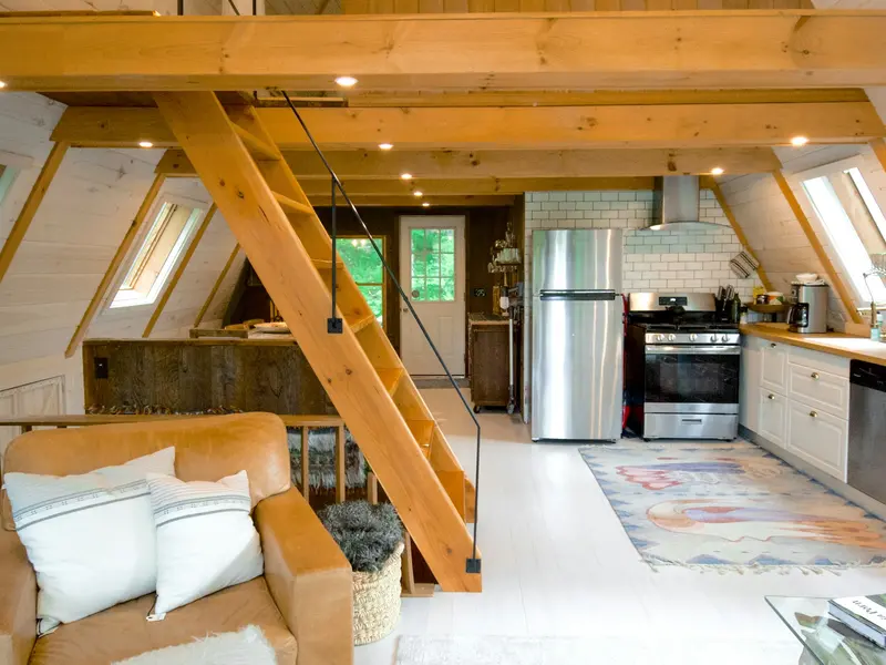 Ausgebautes Dachgeschoss mit sichtbaren Holzbalken